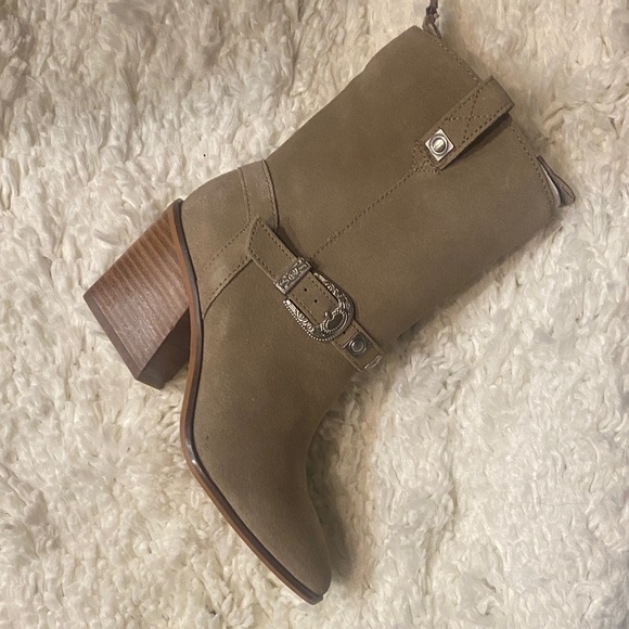 Stylish Tan Ankle Boots - Picture 2 of 5